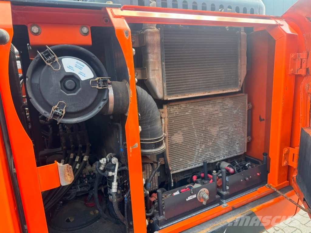 Doosan DX 140 LC-5 حفارات زحافة