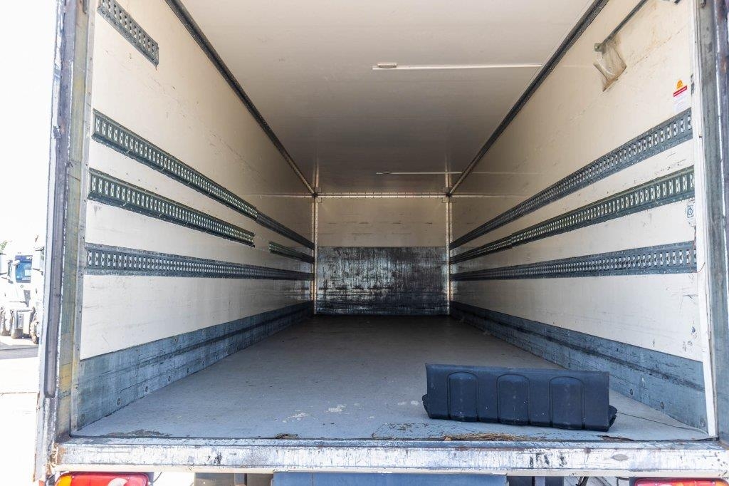 Renault D18.250 DXI+DHOLLANDIA Camiones con caja de remolque