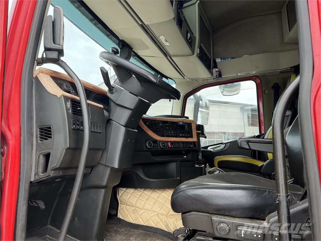Volvo FH16 8x4 自卸式货车