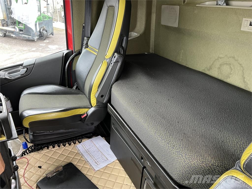Volvo FH16 8x4 自卸式货车