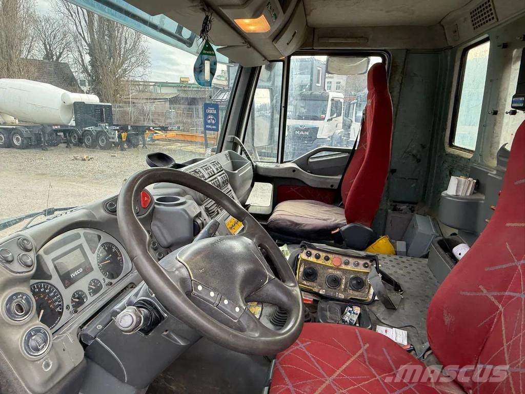 Iveco Trakker 440T41 trakker 440 8x4 28M SERMAC Bombas de concreto