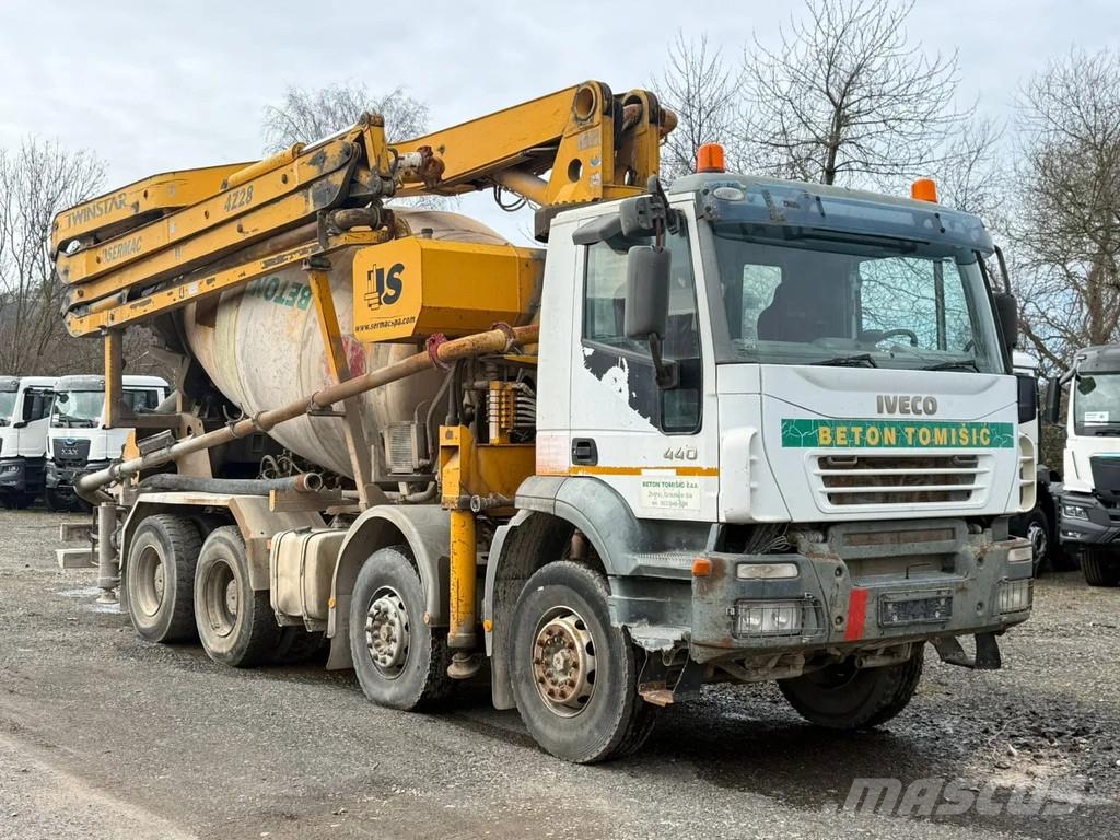 Iveco Trakker 440T41 trakker 440 8x4 28M SERMAC Bombas de concreto