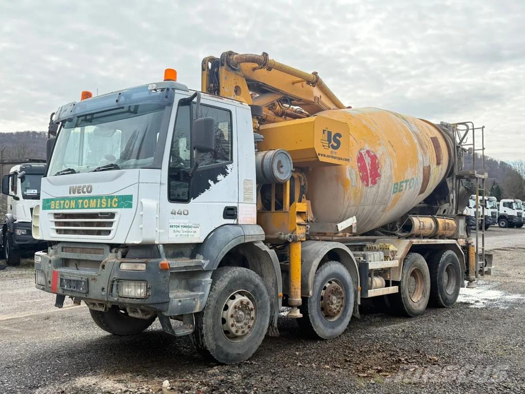 Iveco Trakker 440T41 trakker 440 8x4 28M SERMAC Bombas de concreto