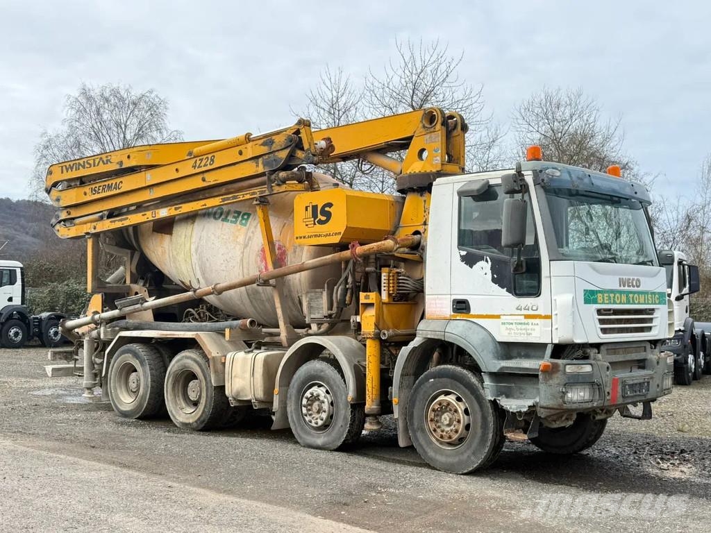 Iveco Trakker 440T41 trakker 440 8x4 28M SERMAC Bombas de concreto