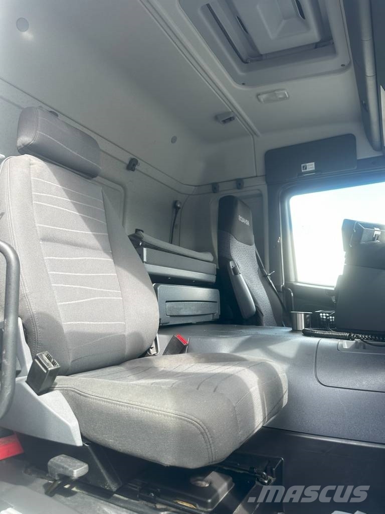 Scania P 400 equipo gancho marca JOAB tipo L 2 Lanový nosič kontajnerov