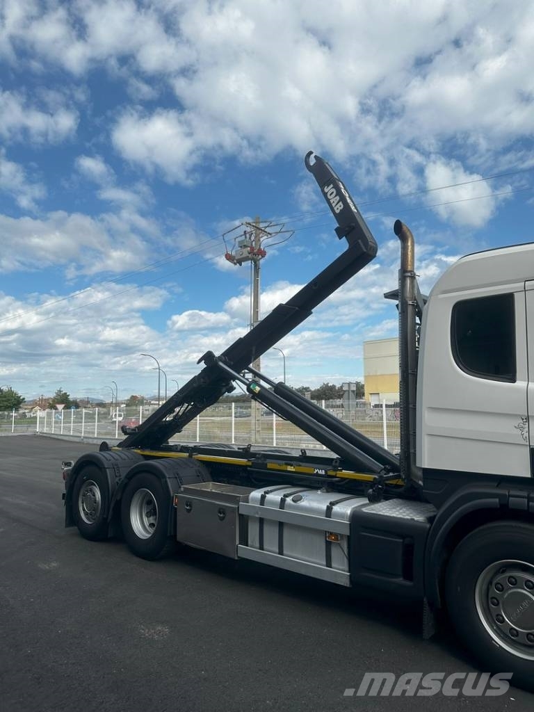 Scania P 400 equipo gancho marca JOAB tipo L 2 Lanový nosič kontajnerov