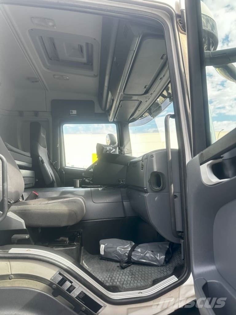 Scania P 400 equipo gancho marca JOAB tipo L 2 Lanový nosič kontajnerov