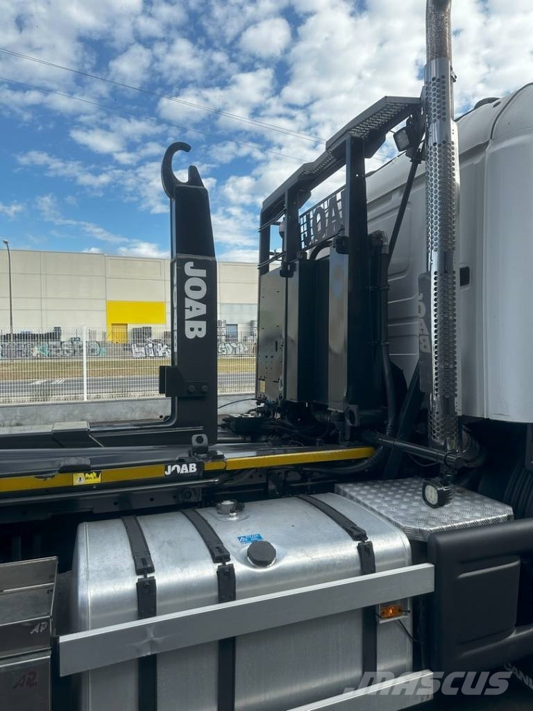 Scania P 400 equipo gancho marca JOAB tipo L 2 Lanový nosič kontajnerov