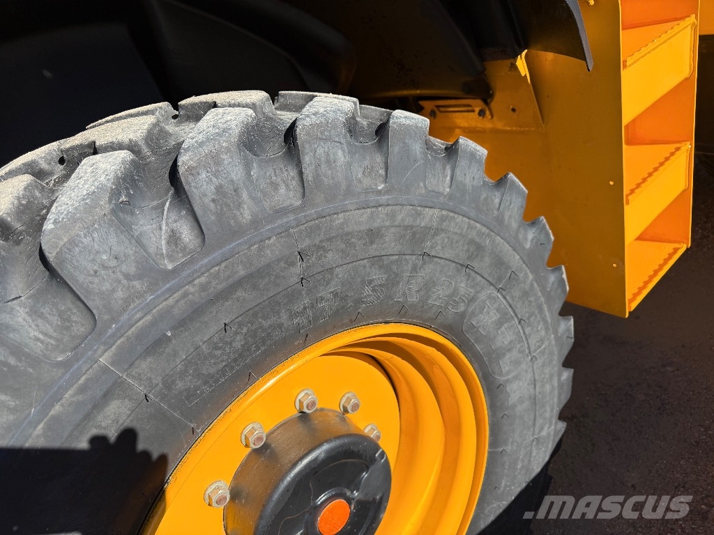 JCB 411 HT 1.100tim Rataslaadurid
