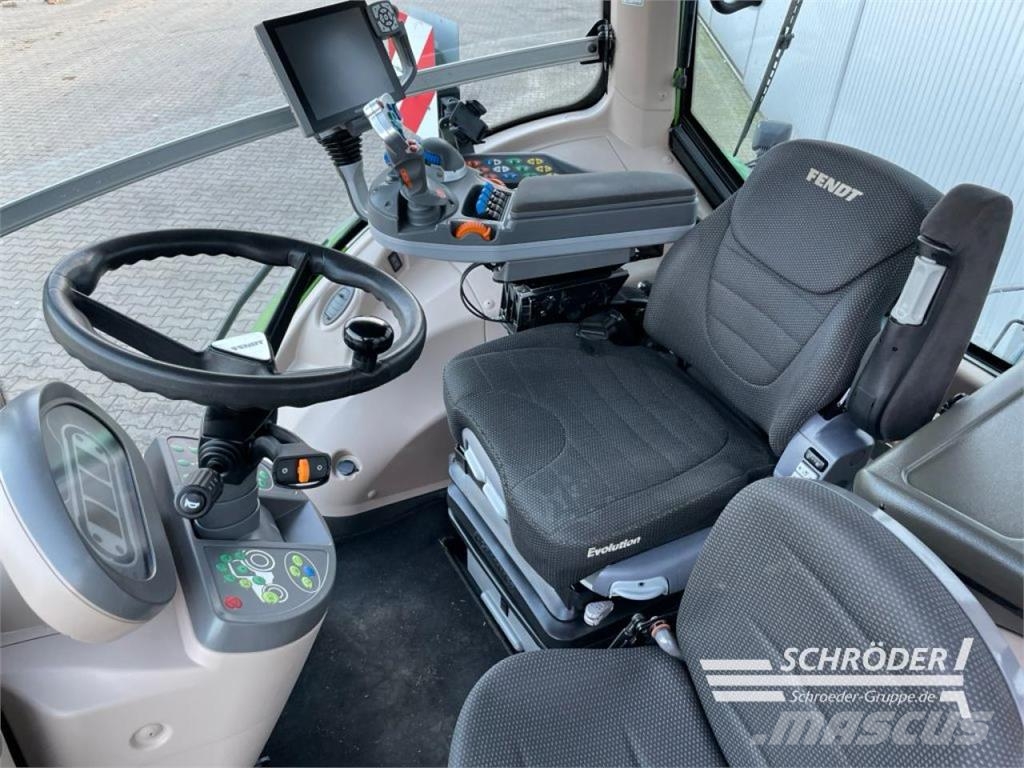 Fendt 824 VARIO S4 PROFI PLUS Tractors