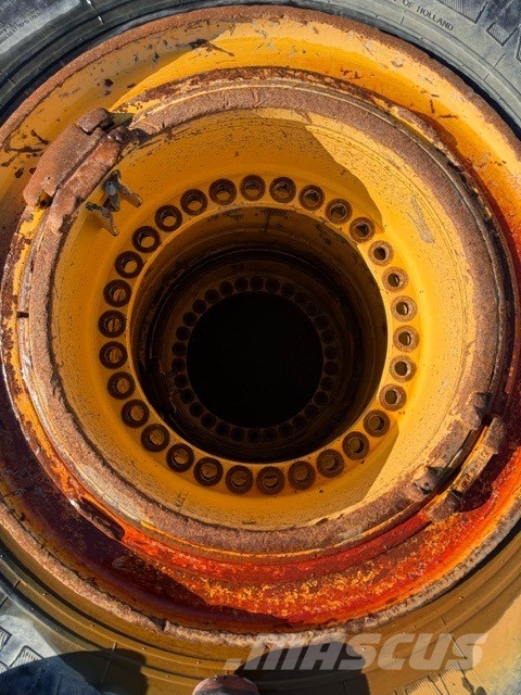 Volvo L 220 F USED WHEEL COMPLET 4 PCS 29.5-25 Gume, kolesa in platišča
