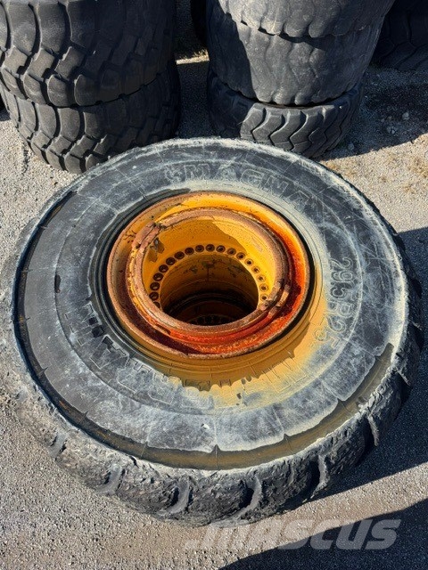 Volvo L 220 F USED WHEEL COMPLET 4 PCS 29.5-25 Gume, kolesa in platišča