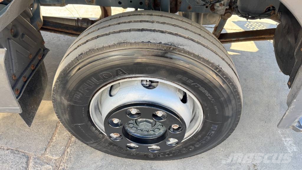 Mercedes-Benz ATEGO 1217 stake body - PALFINGER PK5000 - 5.1M Camiones bañeras basculantes o volquetes