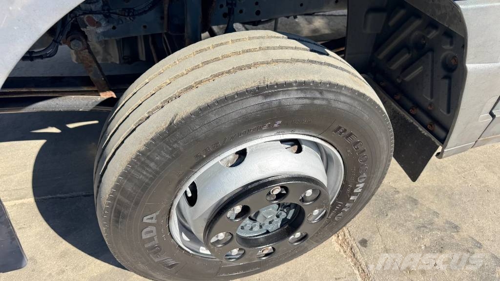 Mercedes-Benz ATEGO 1217 stake body - PALFINGER PK5000 - 5.1M Camiones bañeras basculantes o volquetes