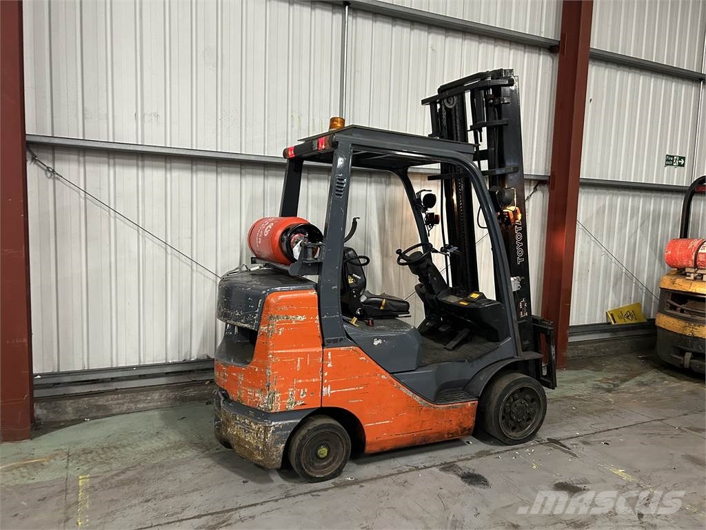 Toyota 8FGCU30 LPG forklifts