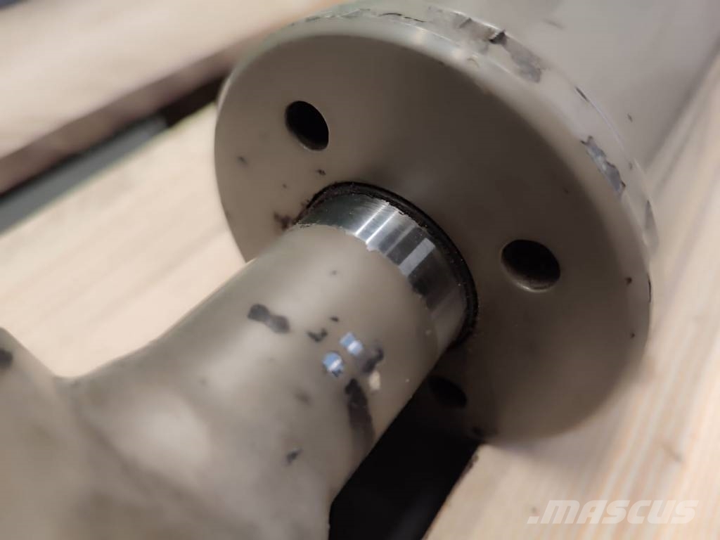 Volvo L25 hydraulic steering cylinder Hidráulicos