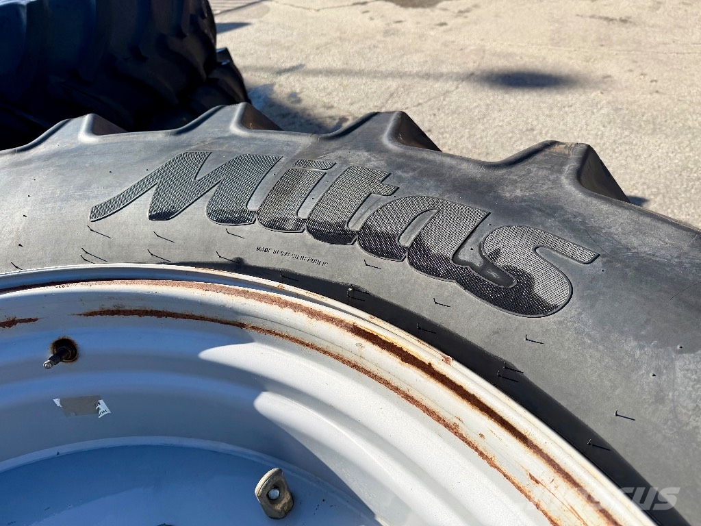 Mitas HC70 + AC85 4.80/70 R34 + 520/85 R46 Banden, wielen en velgen