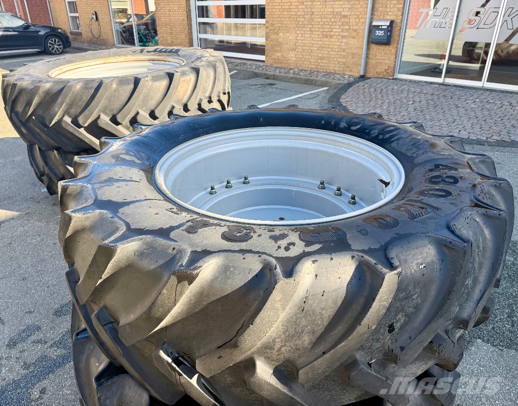 Mitas HC70 + AC85 4.80/70 R34 + 520/85 R46 Banden, wielen en velgen