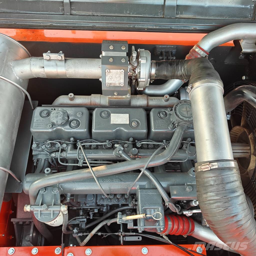 Doosan 300LC-9C Pásové rýpadlá
