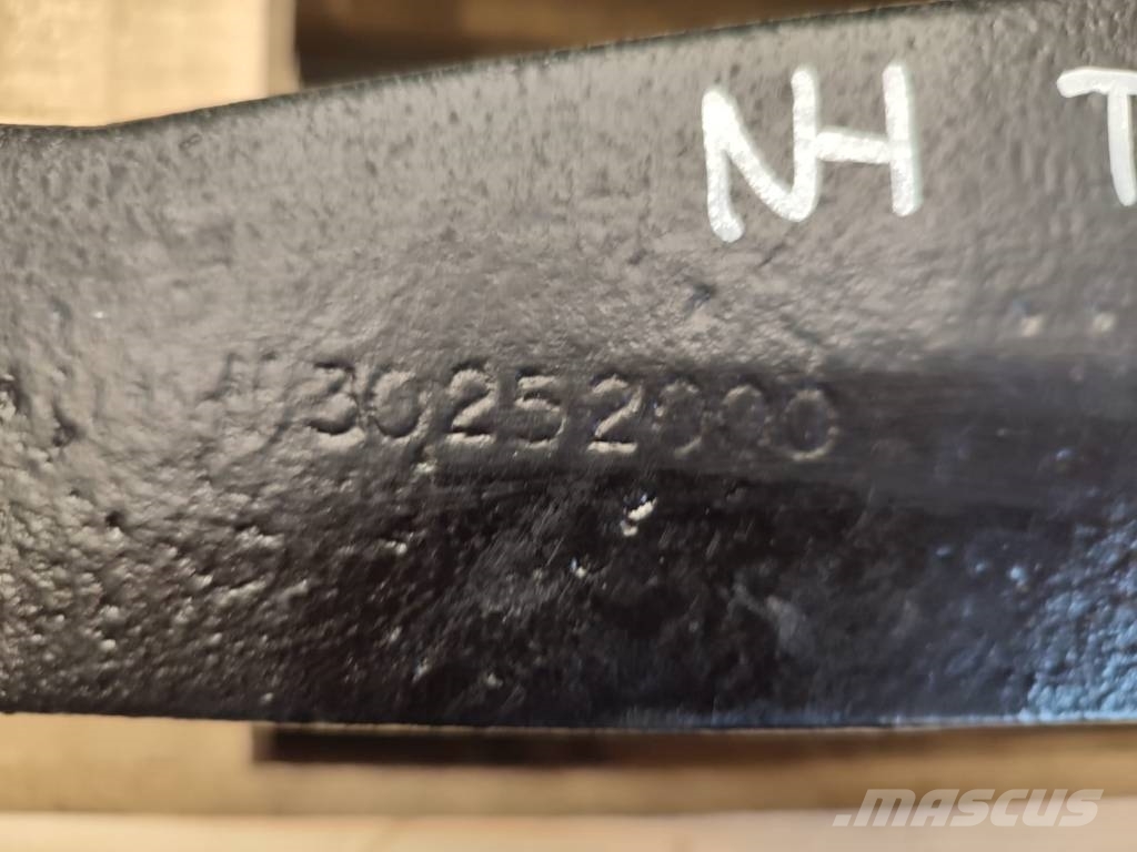 New Holland Lower arm hanger 30252000 New Holland TS 115 Výložníky a lžíce
