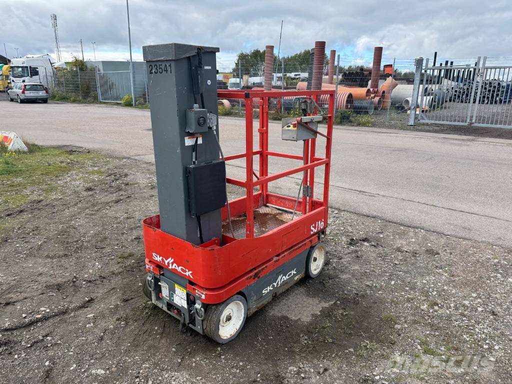 SkyJack SJ 16 Vertikaalsed mast tõstukid