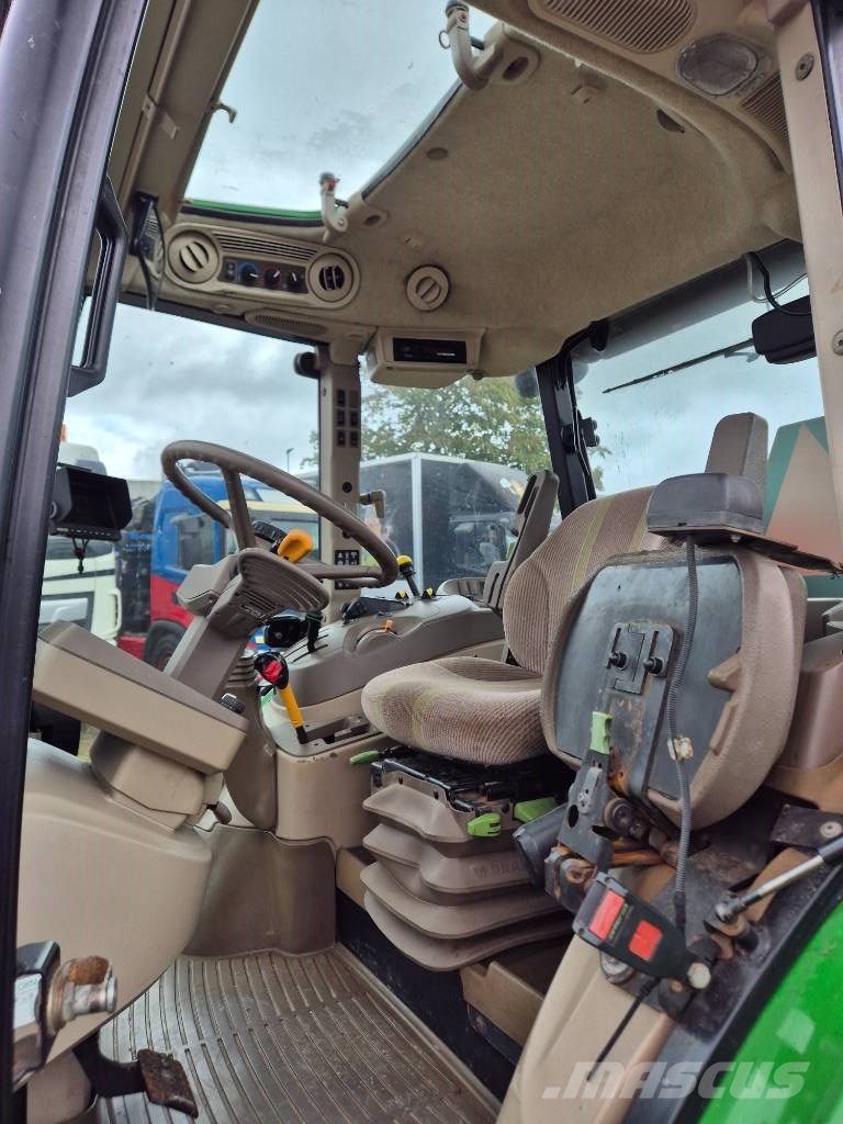 John Deere 5100 R Traktori