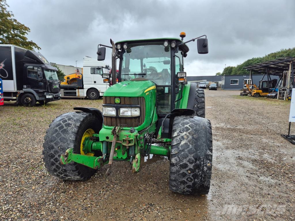 John Deere 5100 R Traktori
