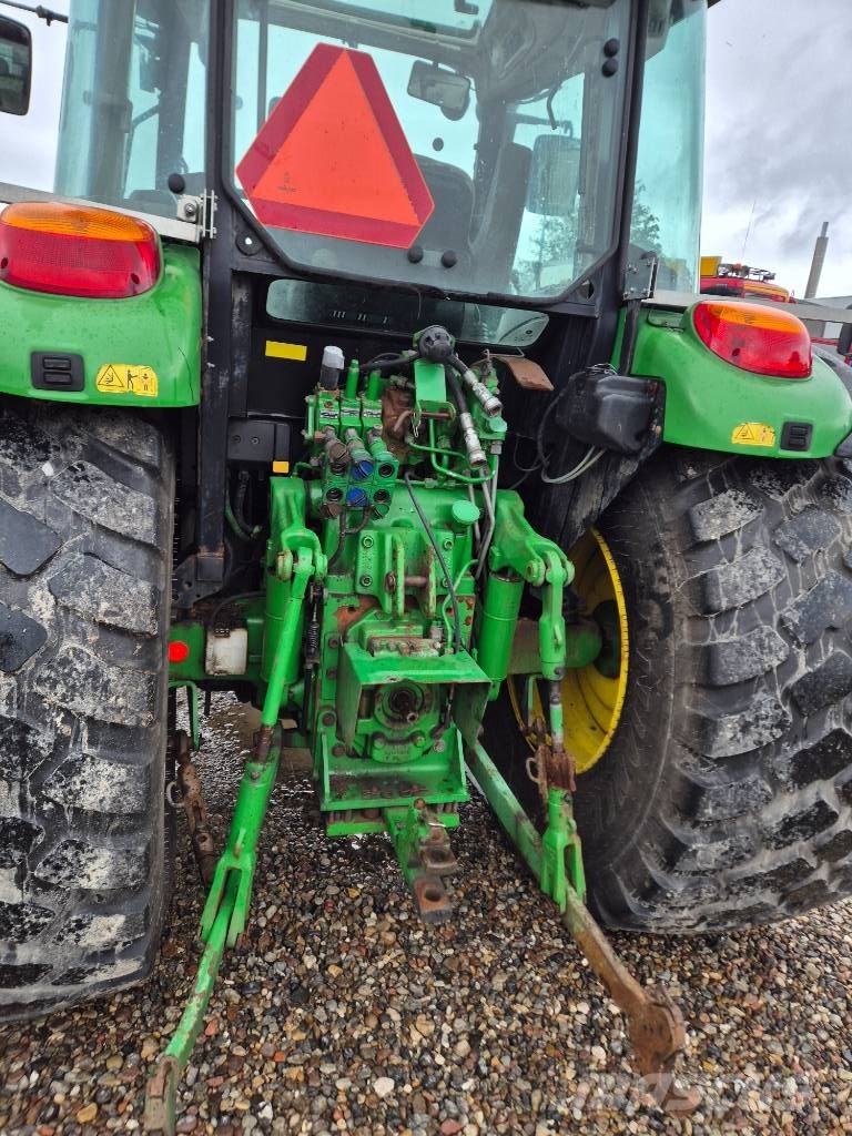 John Deere 5100 R Traktori
