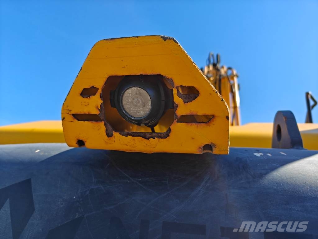 JCB JS130LC T4 Kāpurķēžu ekskavatori