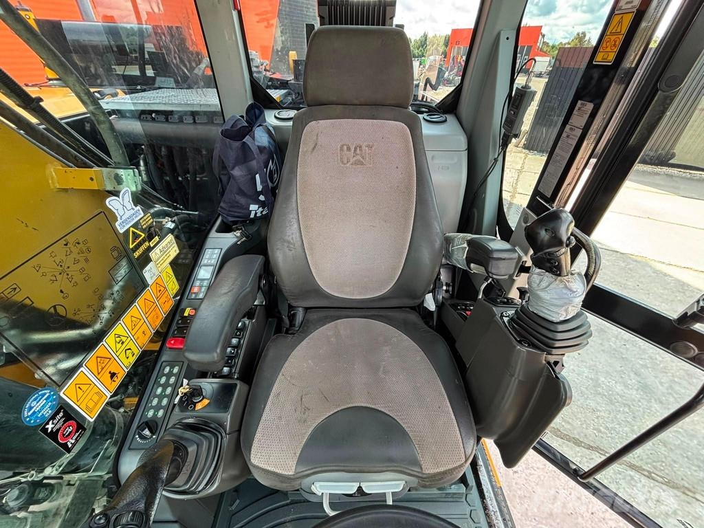 CAT M 315 F TILTROTATOR / AC / CENTRAL LUBRICATION Gumikerekes kotrók