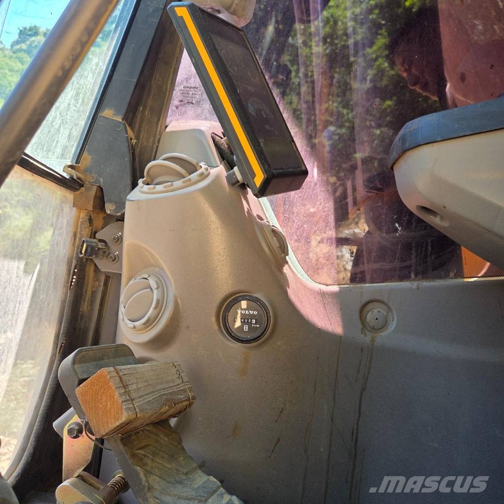 Volvo EC 300 E حفارات زحافة