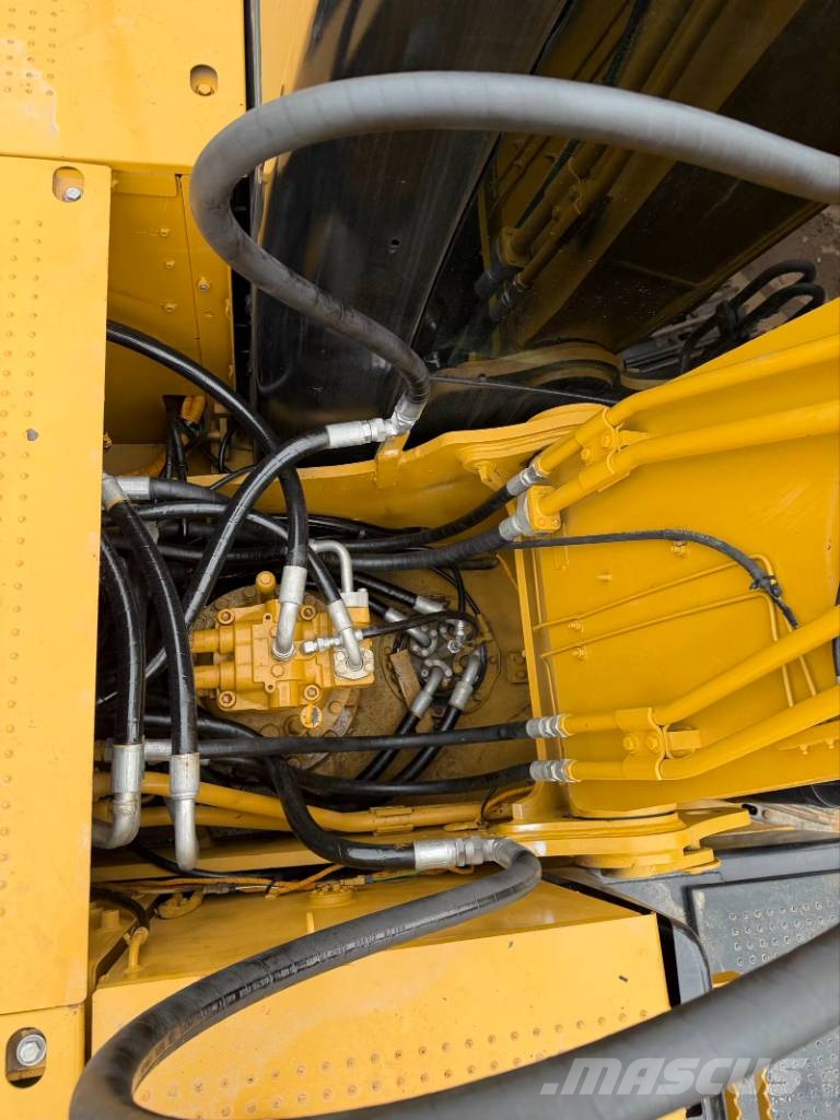 CAT 323D2L 3000 units excavators in stock Верижен екскаватор