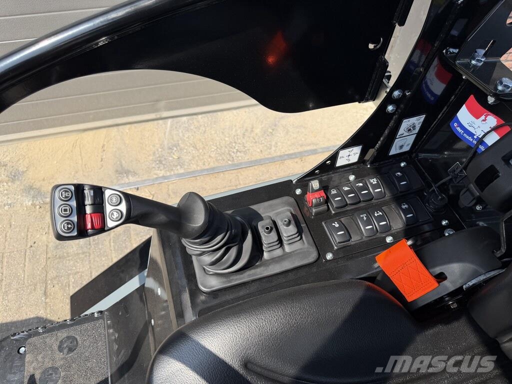 GiANT G2700 X-TRA HD+ minishovel NIEUW (tandempomp stabi لوادر بعجل