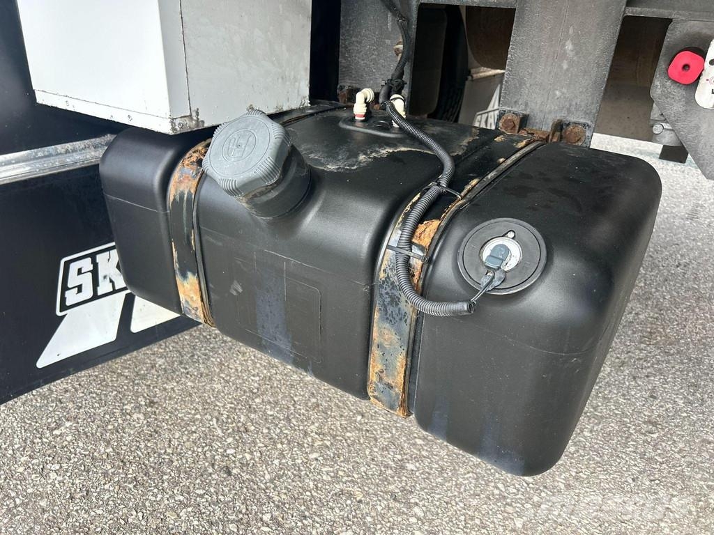 HFR KK18 LIFTING AXLE + BOX HEATING Hűtős