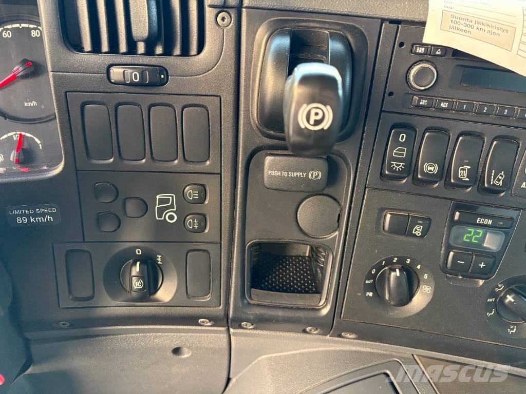 Scania P 250 KSA-kori + PL-Nostin شاحنات ذات هيكل صندوقي