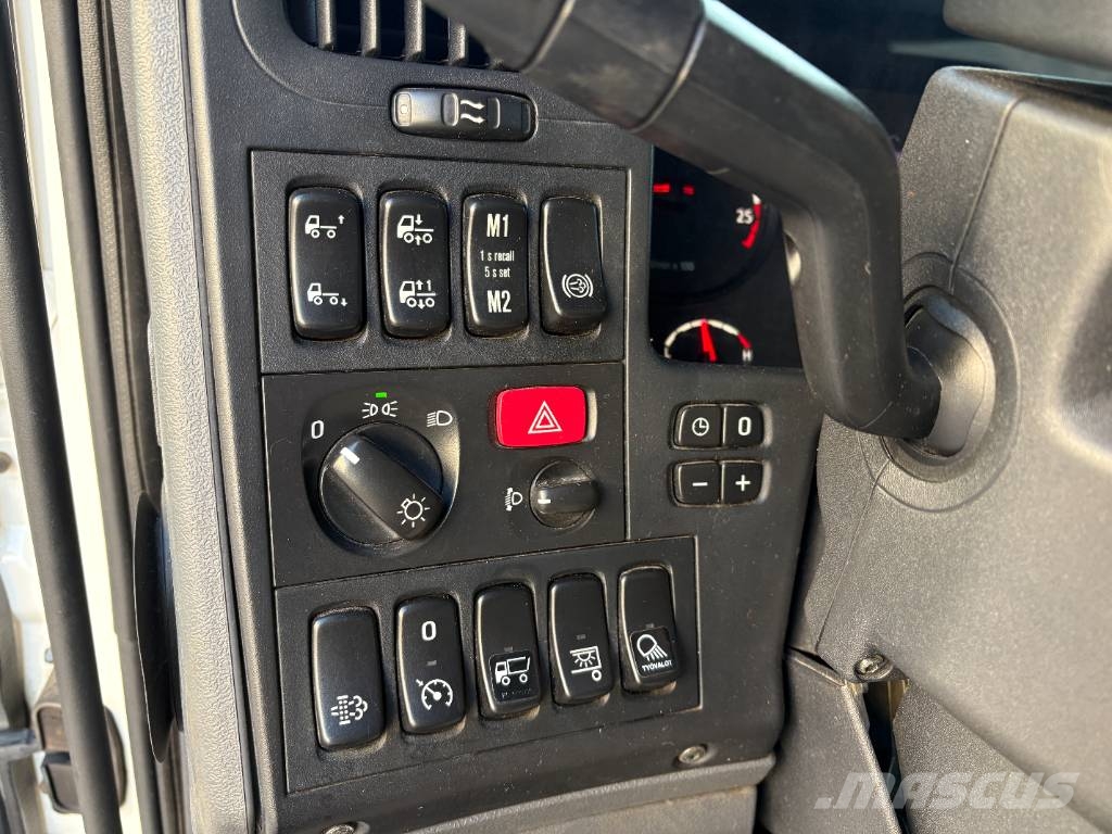 Scania P 250 KSA-kori + PL-Nostin شاحنات ذات هيكل صندوقي