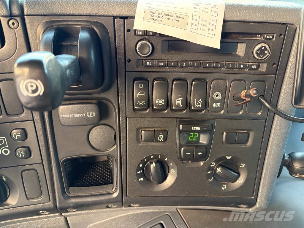 Scania P 250 KSA-kori + PL-Nostin شاحنات ذات هيكل صندوقي