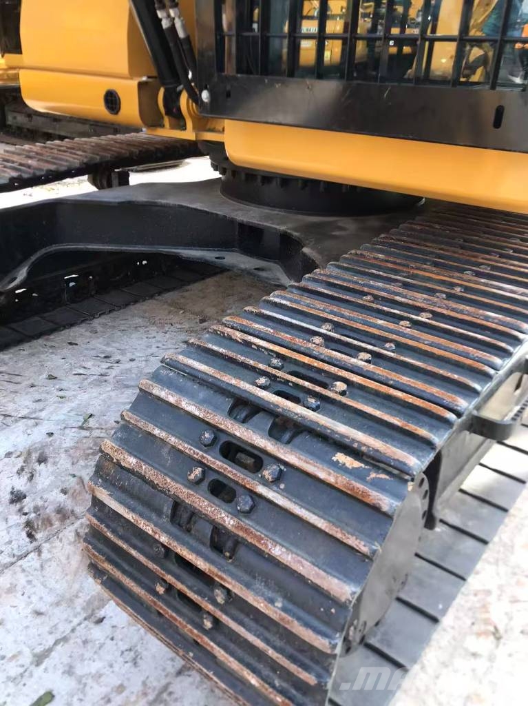 CAT 323 Pelle sur chenilles