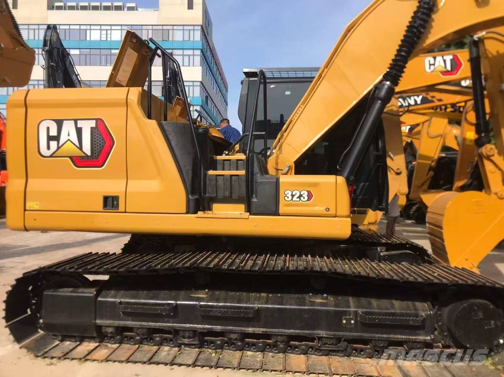 CAT 323 Pelle sur chenilles