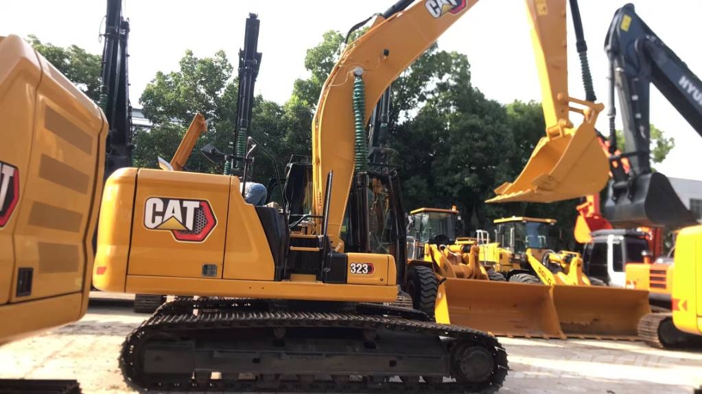 CAT 323 Pelle sur chenilles