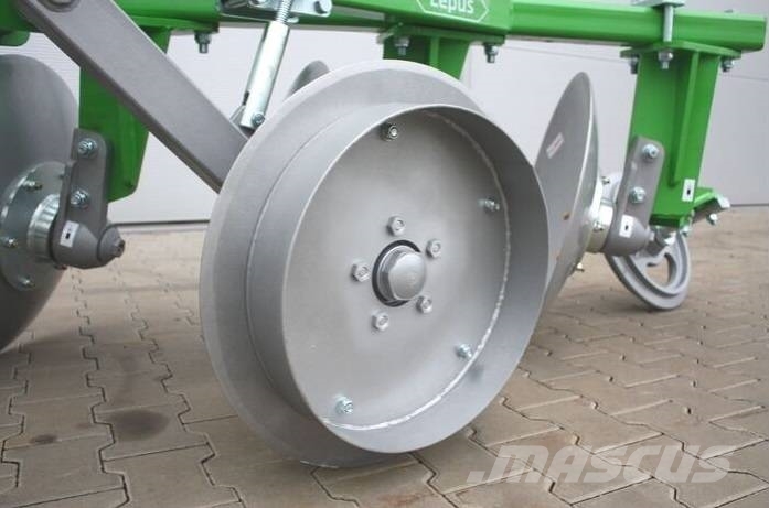 Bomet 3 corps disc plow / pług talerzowy 3 Navadni plugi