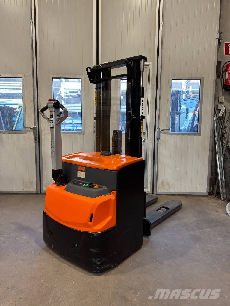 Rocla SWS16 Pedestrian stacker