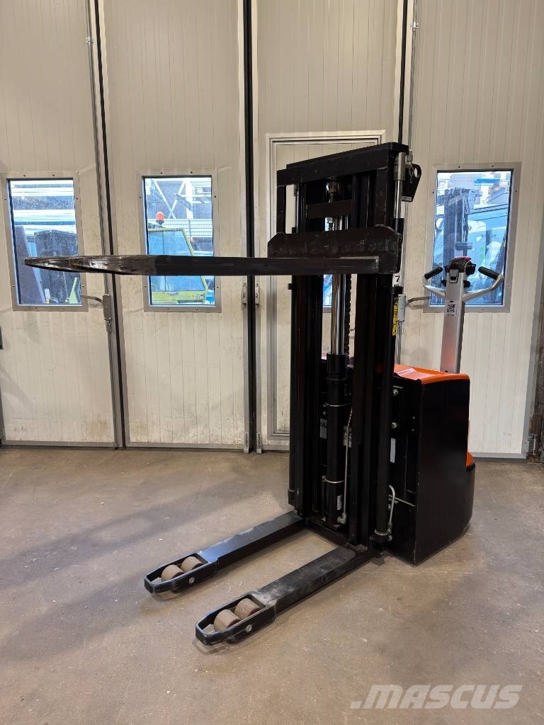Rocla SWS16 Pedestrian stacker