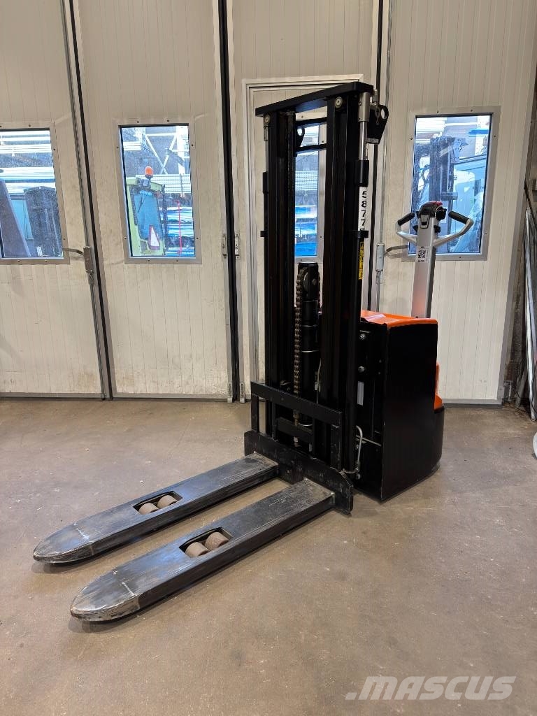 Rocla SWS16 Pedestrian stacker