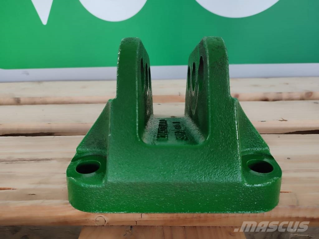 John Deere Central screw hook L204273 JOHN DEERE 6140R Alváz és felfüggesztés