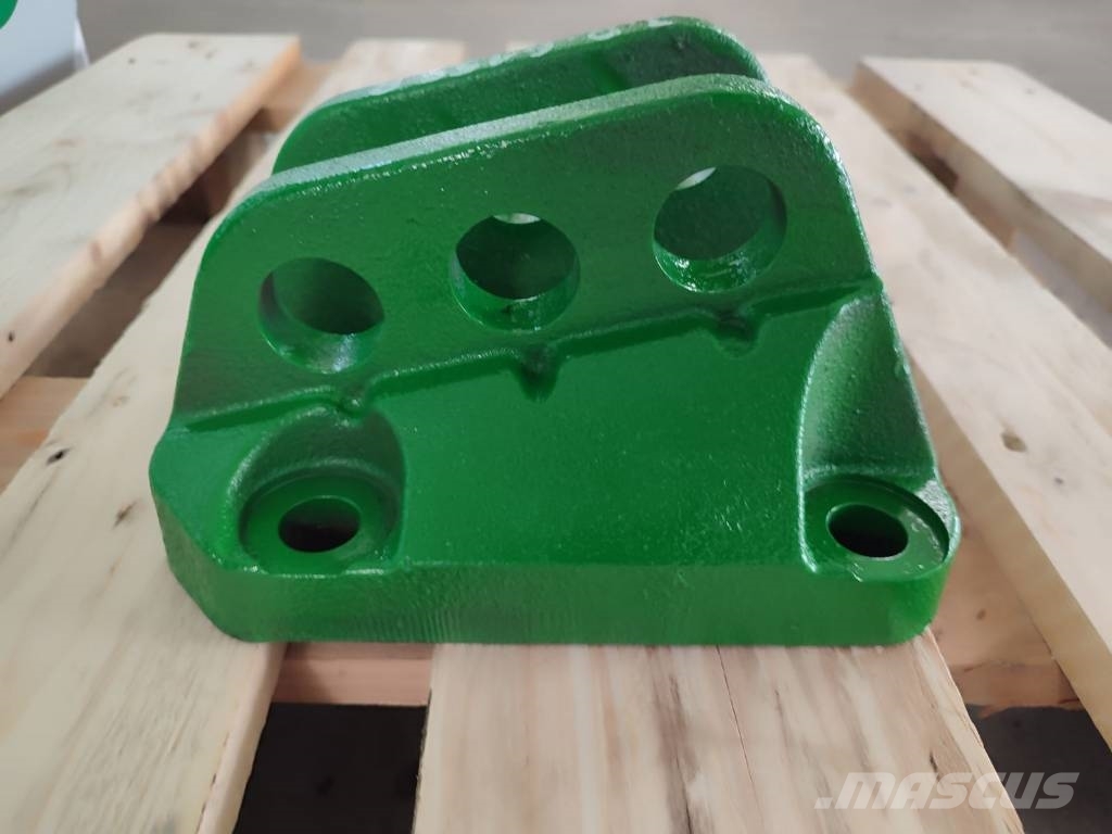 John Deere Central screw hook L204273 JOHN DEERE 6140R Alváz és felfüggesztés