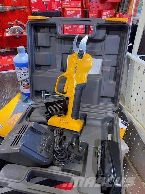 Stiga SC100E BATTERY PRUNING SHEAR KIT معدات العناية بالأرض - غير ذلك