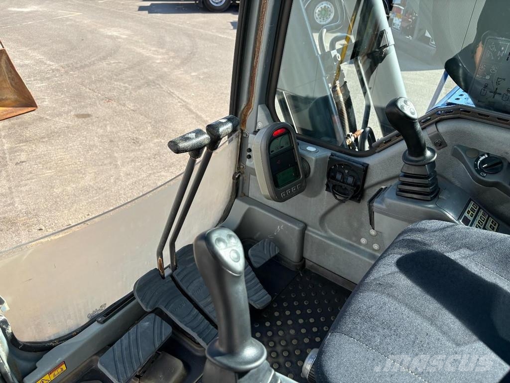Volvo EC210 + 4870 Hours + bucket + fully operational 特殊挖土機/掘鑿機/挖掘機