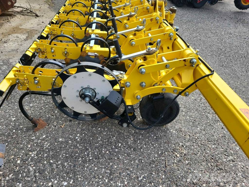 Väderstad Tempo TPL 24 + Bednar Row Master RN 12000 Precision sowing machines