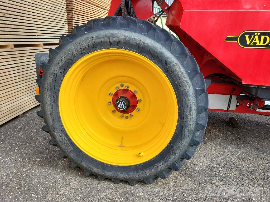 Väderstad Tempo TPL 24 + Bednar Row Master RN 12000 Precision sowing machines